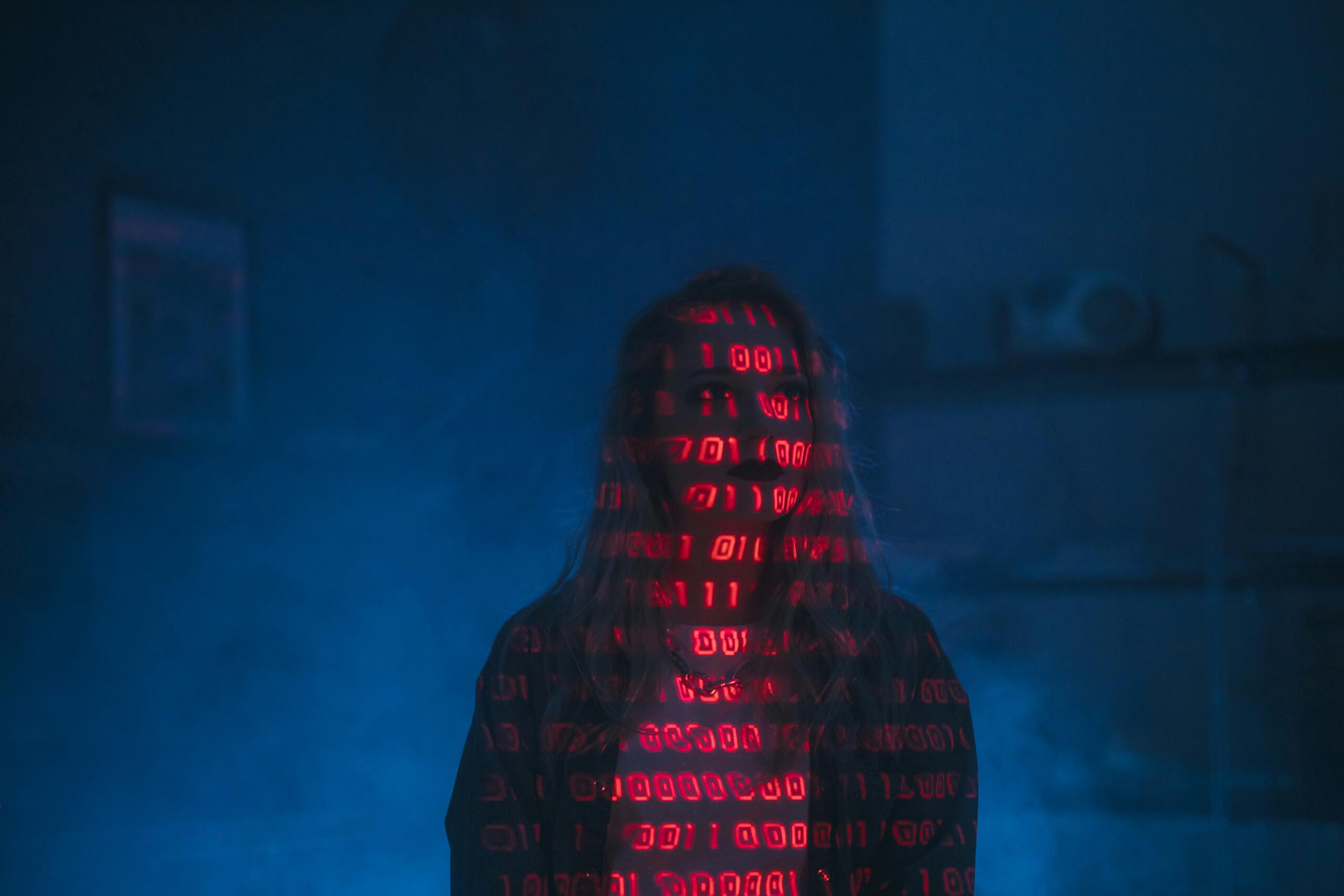 Kobieta z projekcją czerwonych cyfr binarnych