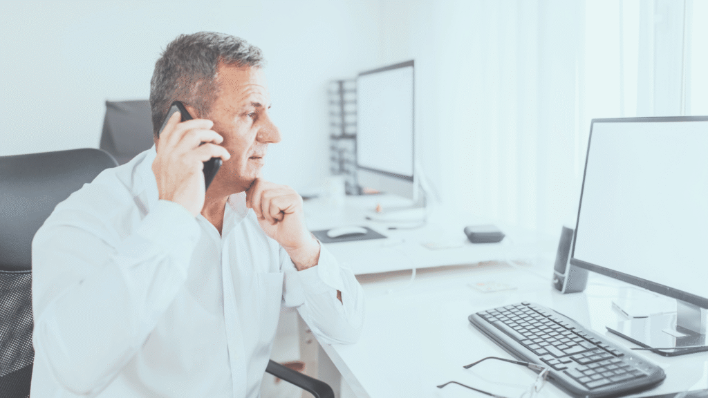 Mężczyzna rozmawia przez telefon w biurze
