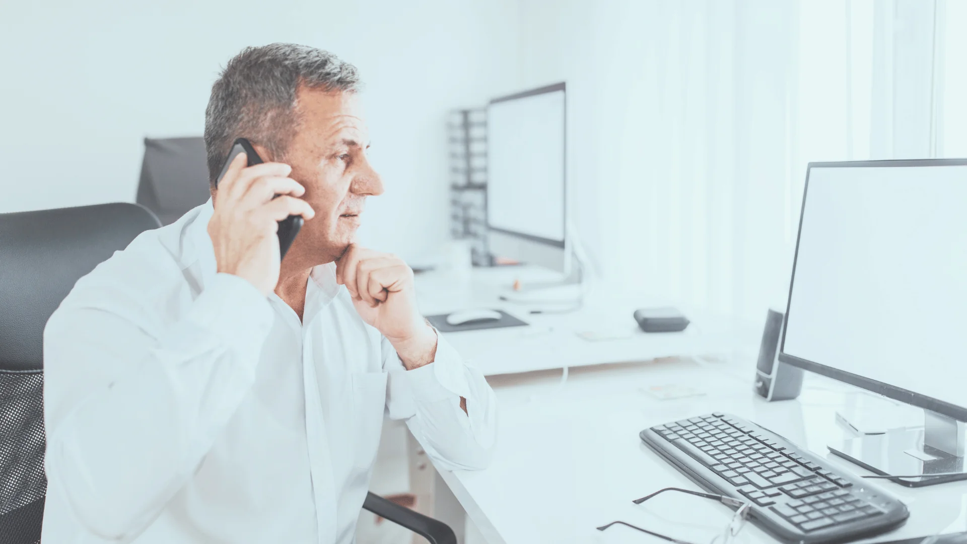 Mężczyzna rozmawia przez telefon w biurze